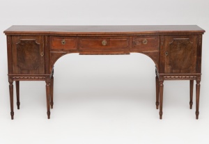 картинка Старинный комод утонченной формы с изысканной резьбой салоне старинных вещей "Шебби" являющийся официальным дистрибьютором в России и Беларуси