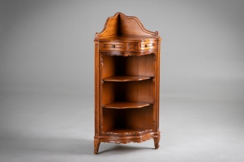 Старинная угловая открытая витрина из бука код. RM4165632