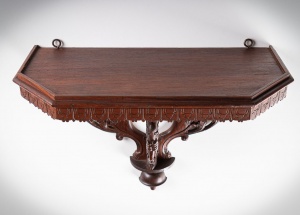 картинка Антикварная настенная консоль, декорированная изогнутыми линиями и завитками салоне старинных вещей "Шебби" являющийся официальным дистрибьютором в России и Беларуси