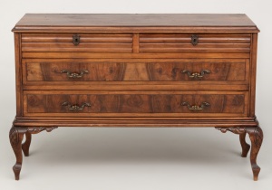 Старинный ореховый комод на гнутых ножнах код.&nbsp;XX85769