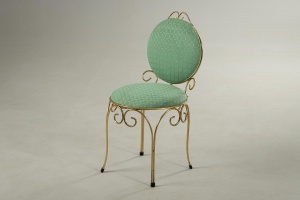 картинка Старинный стул с изящными завитками салоне старинных вещей "Шебби" являющийся официальным дистрибьютором в России и Беларуси