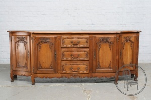 картинка Антикварный дубовый комод изогнутой формы салоне старинных вещей "Шебби" являющийся официальным дистрибьютором в России и Беларуси