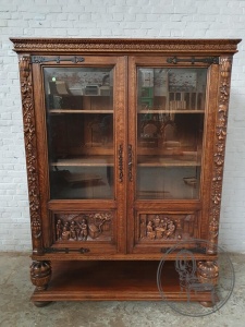 картинка Антикварная резная витрина в стиле Брейгель салоне старинных вещей "Шебби" являющийся официальным дистрибьютором в России и Беларуси