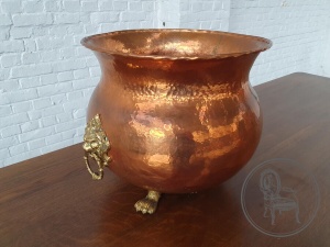 картинка Антикварное медное кашпо салоне старинных вещей "Шебби" являющийся официальным дистрибьютором в России и Беларуси