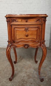 картинка Антикварная тумбочка с мраморной столешницей и фигурными опорами салоне старинных вещей "Шебби" являющийся официальным дистрибьютором в России и Беларуси