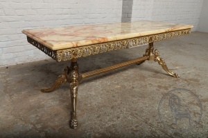 картинка Старинный кофейный столик со столешницей из оникса салоне старинных вещей "Шебби" являющийся официальным дистрибьютором в России и Беларуси