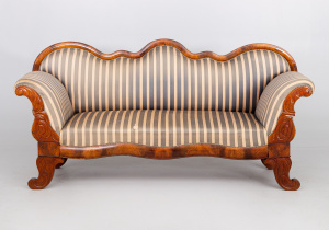 картинка Антикварная софа салоне старинных вещей "Шебби" являющийся официальным дистрибьютором в России и Беларуси