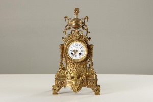 картинка Старинные французские бронзовые часы салоне старинных вещей "Шебби" являющийся официальным дистрибьютором в России и Беларуси