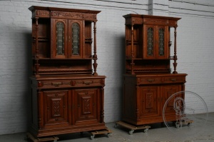 картинка Антикварные буфеты (пара) с витражными стеклами и объемной резьбой салоне старинных вещей "Шебби" являющийся официальным дистрибьютором в России и Беларуси