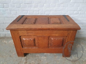 картинка Старинный дубовый сундук в рустикальном стиле салоне старинных вещей "Шебби" являющийся официальным дистрибьютором в России и Беларуси