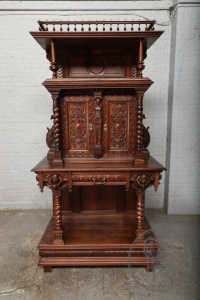 картинка Антикварный буфет-креданс из ореха с объемной резьбой и антропоморфными фигурами салоне старинных вещей "Шебби" являющийся официальным дистрибьютором в России и Беларуси