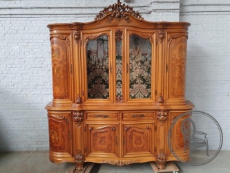 Старинный сервант-витрина с резной короной код. BE4165978