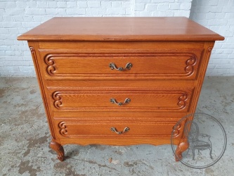 Старинный дубовый комод с орнаментальной резьбой и фигурными опорами код. BE4096822