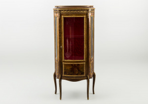 картинка Антикварная витрина салоне старинных вещей "Шебби" являющийся официальным дистрибьютором в России и Беларуси