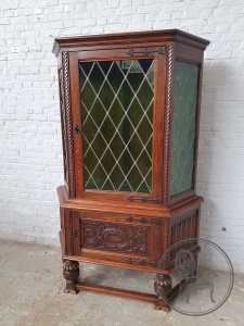 картинка Антикварная витрина из дуба в стиле Тюдор с бронзовыми накладками салоне старинных вещей "Шебби" являющийся официальным дистрибьютором в России и Беларуси