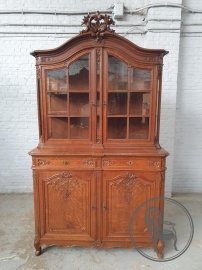 Антикварная витрина с изящной резьбой код.&nbsp;BE4166519