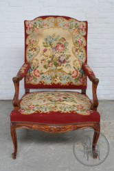 Антикварное ореховое кресло с гобеленом с растительным орнаментом код. BE107578