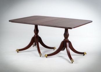 Старинный стол с изогнутыми ножками, декорированными золочеными львиными лапами код. RM4165414