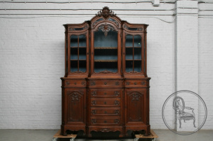 картинка Антикварная витрина салоне старинных вещей "Шебби" являющийся официальным дистрибьютором в России и Беларуси