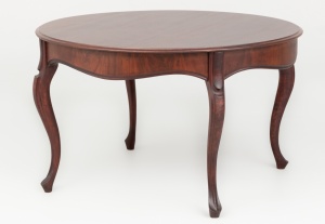 картинка Антикварный стол, декорированный фигурной царгой и гнутыми резными ножками салоне старинных вещей "Шебби" являющийся официальным дистрибьютором в России и Беларуси