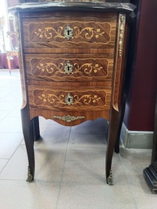 картинка Старинный комод с маркетри на изогнутых ножках салоне старинных вещей "Шебби" являющийся официальным дистрибьютором в России и Беларуси