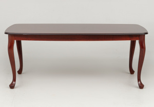 картинка Старинный кофейный столик салоне старинных вещей "Шебби" являющийся официальным дистрибьютором в России и Беларуси