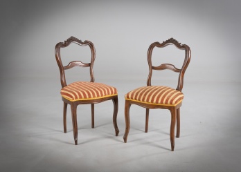 Антикварные стулья (2 шт.) с резным навершием код. RM4165814