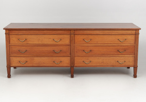 картинка Старинный комод салоне старинных вещей "Шебби" являющийся официальным дистрибьютором в России и Беларуси