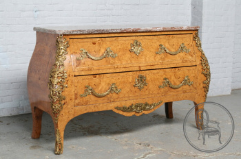 Антикварный комод из ореха, декорированный бронзой и мрамором код. BE4096783