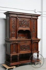 Антикварный ореховый буфет в стиле Ренессанс, декорированный густой ботанической и орнаментальной резьбой код. BE4096914