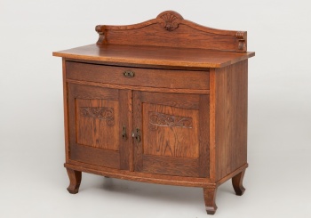 Старинный дубовый комод с распашными дверцами, декорированными резьбой код.&nbsp;RM4100222