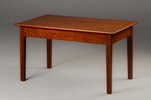 картинка Старинный журнальный столик из красного дерева салоне старинных вещей "Шебби" являющийся официальным дистрибьютором в России и Беларуси