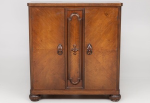 картинка Старинный посудный шкаф со шпоном красного дерева салоне старинных вещей "Шебби" являющийся официальным дистрибьютором в России и Беларуси