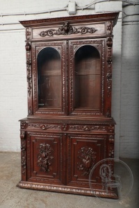 картинка Антикварный дубовый буфет в охотничьем стиле с объемной ботанической резьбой салоне старинных вещей "Шебби" являющийся официальным дистрибьютором в России и Беларуси