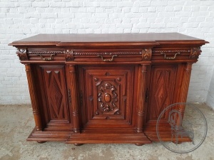 картинка Антикварный ореховый комод салоне старинных вещей "Шебби" являющийся официальным дистрибьютором в России и Беларуси