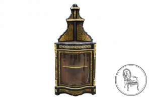 картинка Старинный угловой посудный шкаф салоне старинных вещей "Шебби" являющийся официальным дистрибьютором в России и Беларуси