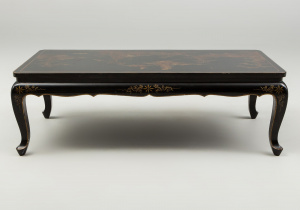 картинка Столик салоне старинных вещей "Шебби" являющийся официальным дистрибьютором в России и Беларуси