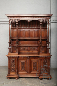 картинка Антикварный ореховый буфет с уникальной объемной резьбой салоне старинных вещей "Шебби" являющийся официальным дистрибьютором в России и Беларуси