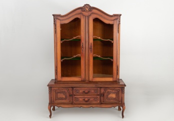 Старинная резная витрина на рокайльных ножках код. RM4099317