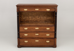 картинка Старинный комод салоне старинных вещей "Шебби" являющийся официальным дистрибьютором в России и Беларуси