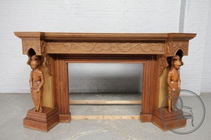 картинка Антикварный портал для камина с антропогенной и узорчатой резьбой салоне старинных вещей "Шебби" являющийся официальным дистрибьютором в России и Беларуси