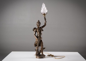 картинка Антикварная статуя, изображающая женщину с факелом в руках салоне старинных вещей "Шебби" являющийся официальным дистрибьютором в России и Беларуси