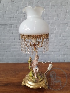 картинка Старинная настольная лампа с висюльками салоне старинных вещей "Шебби" являющийся официальным дистрибьютором в России и Беларуси