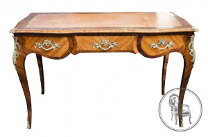 картинка Антикварный столик салоне старинных вещей "Шебби" являющийся официальным дистрибьютором в России и Беларуси