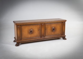 Антикварный комод с резными филенками и ножками в виде львиных лап код.&nbsp;RM4165719