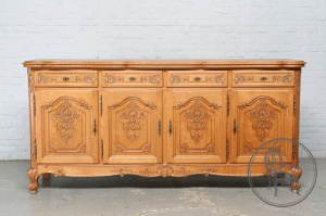 картинка Антикварный комод из светлого дуба в стиле рококо салоне старинных вещей "Шебби" являющийся официальным дистрибьютором в России и Беларуси