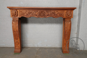 картинка Антикварный каминный портал салоне старинных вещей "Шебби" являющийся официальным дистрибьютором в России и Беларуси