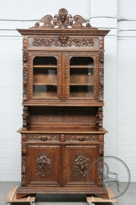 картинка Антикварный дубовый буфет в охотничьем стиле с тематической барельефной резьбой и головой зверя на короне салоне старинных вещей "Шебби" являющийся официальным дистрибьютором в России и Беларуси