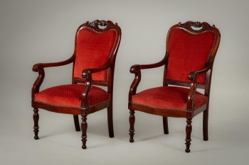Пара антикварных кресел из красного дерева код. RM4106418