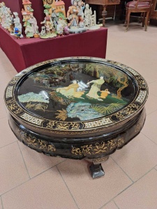 картинка Круглый столик в стиле Шинуазри, декорированный перламутром салоне старинных вещей "Шебби" являющийся официальным дистрибьютором в России и Беларуси